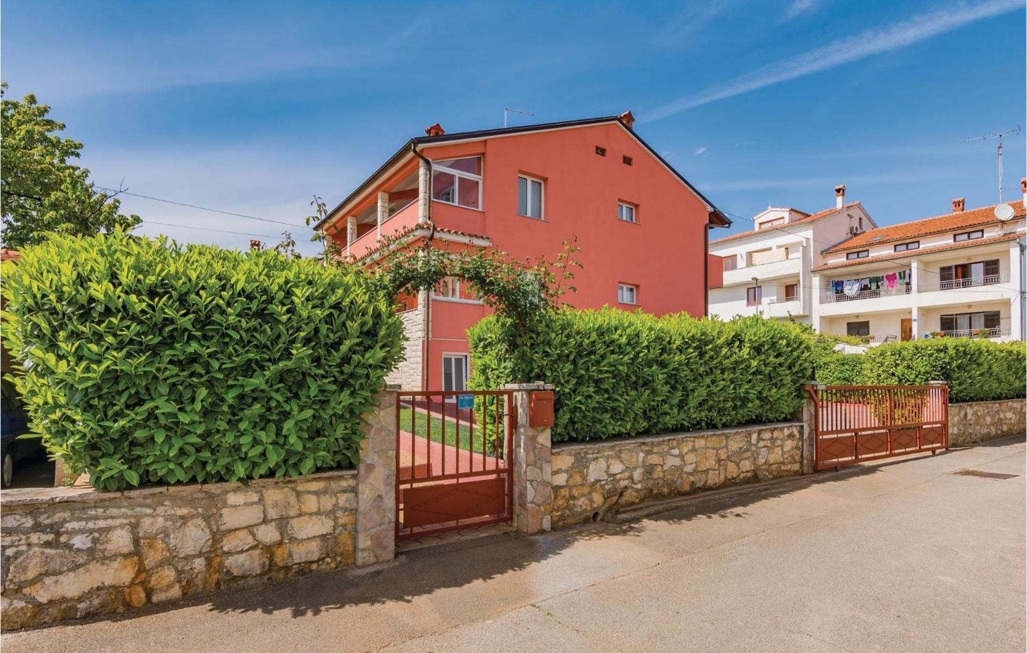 1 Bedroom Lovely Apartment In Ρόβινι Εξωτερικό φωτογραφία