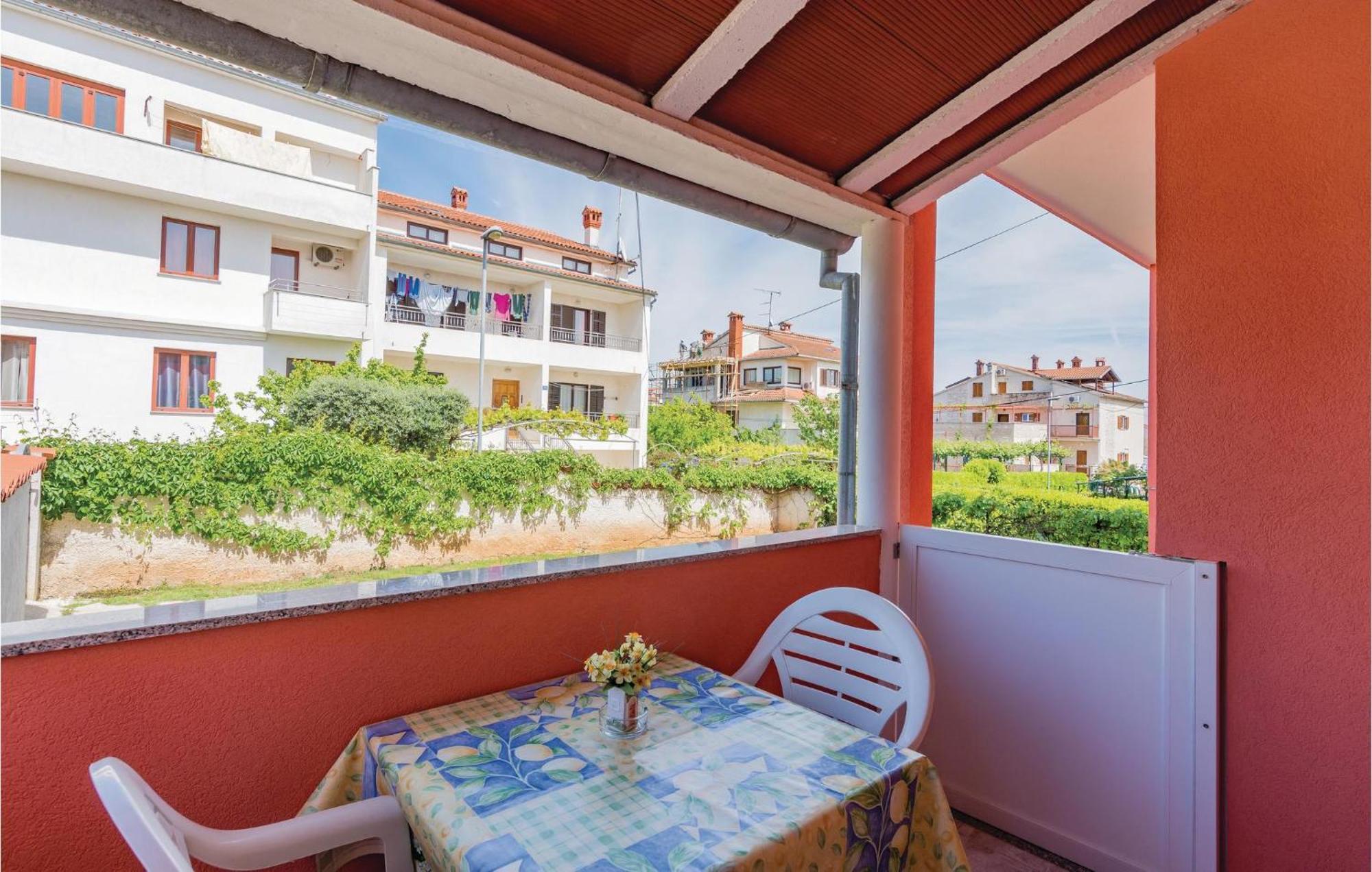 1 Bedroom Lovely Apartment In Ρόβινι Εξωτερικό φωτογραφία